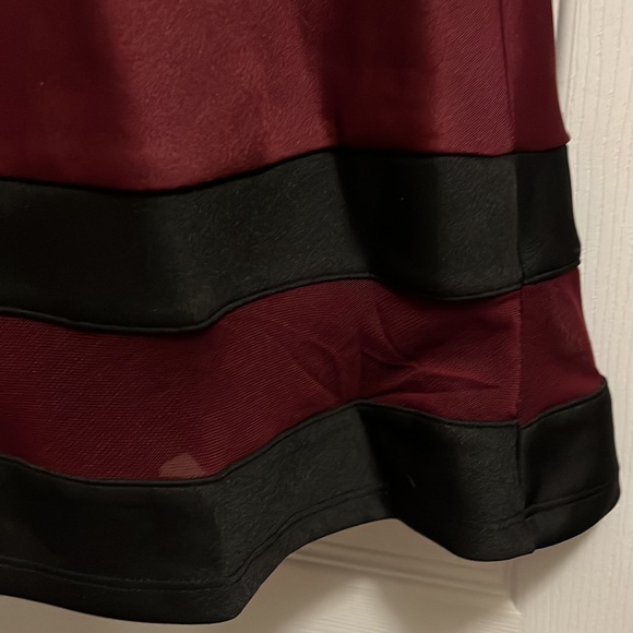 Burgundy Keyhole Dress - Picture 3 of 4